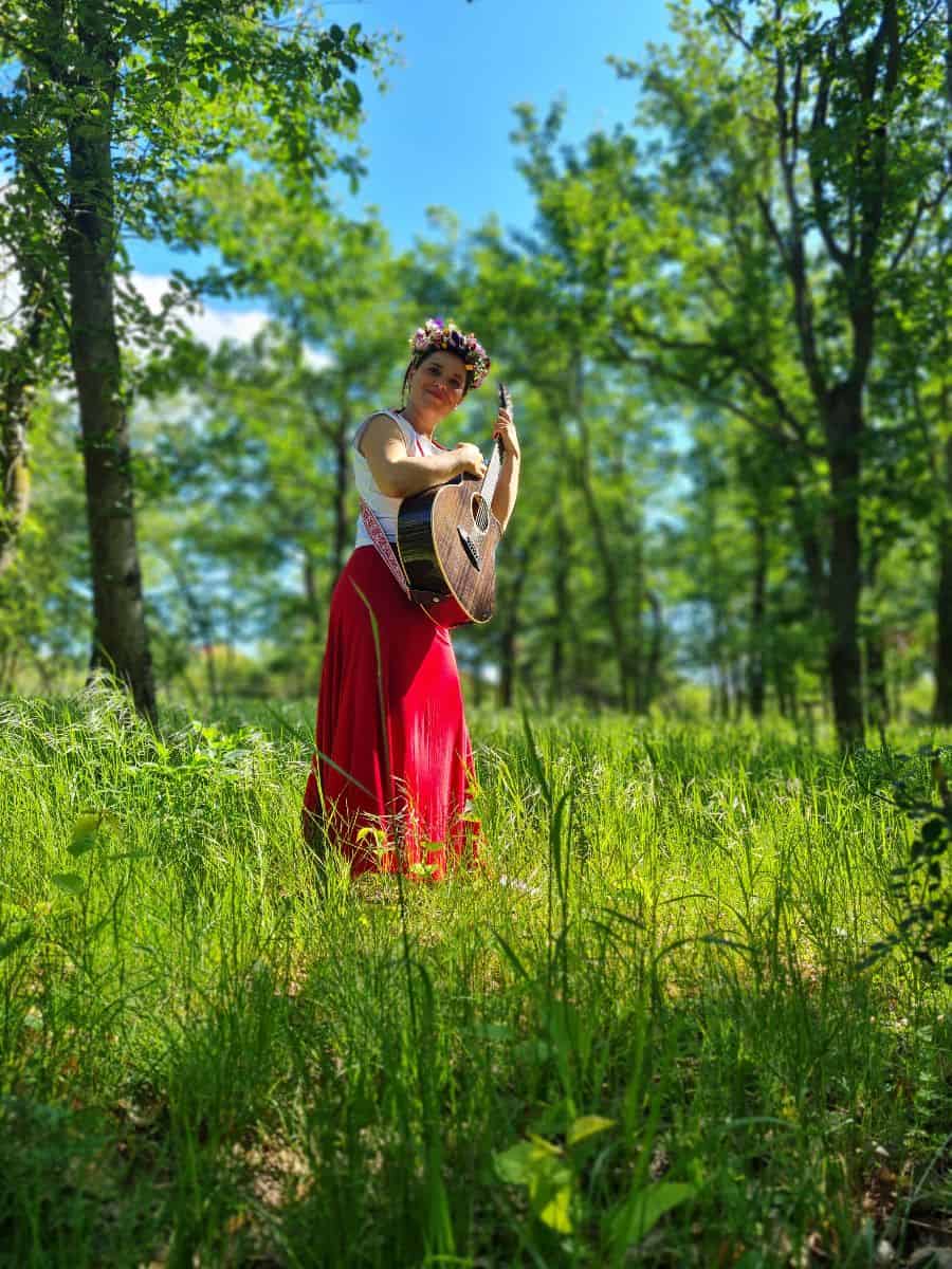 Kristína s kytarou v přírodě